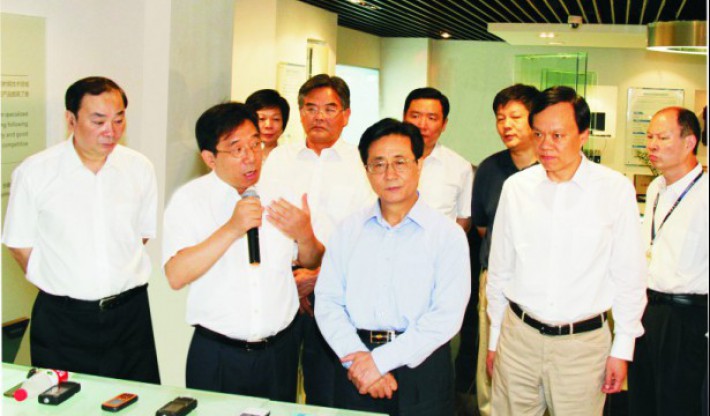 曾任中央书记处书记赵洪祝（时任浙江省委书记）；中央政治局委员黄坤明（时任杭州市委书记）